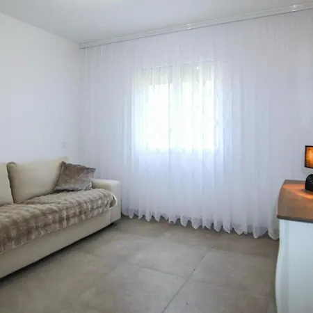 Сasa de vacaciones 3 Bedroom Cozy Home In Die